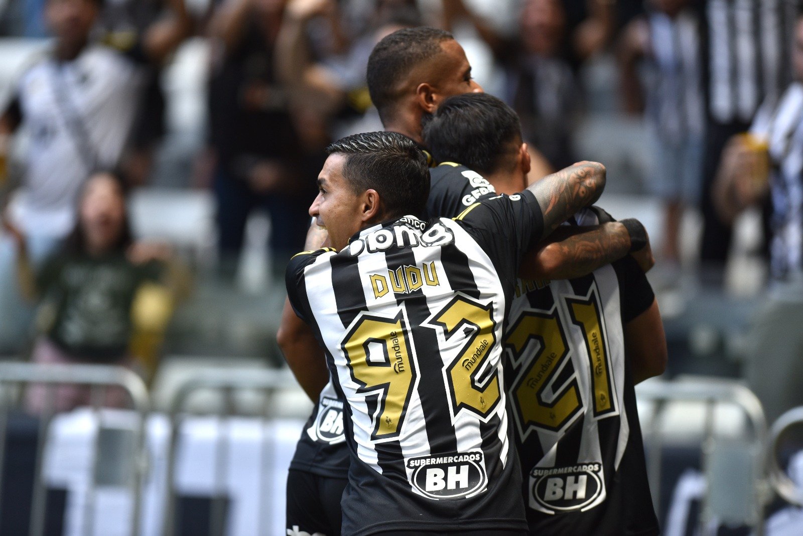 Alan Franco comemora golaço pelo Atlético com Caio Paulista e Dudu (foto: Ramon Lisboa/EM/D.A. Press.)