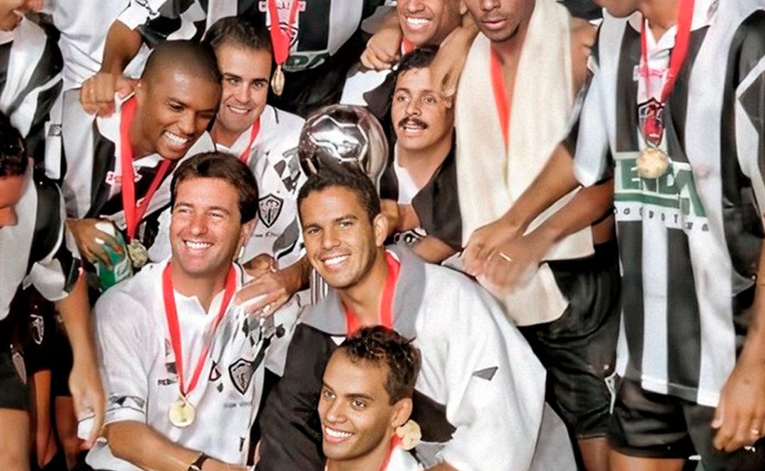 Jogadores do Atletico com a taça da Copa Conmebol de 1997 - (foto: Divulgação/Atlético)