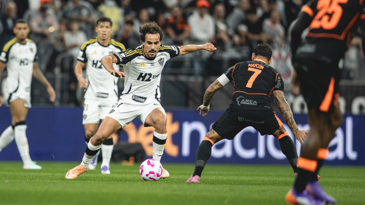 Igor Gomes, do Atlético; e Maycon, do Corinthians; durante duelo pela 29ª rodada do Campeonato Brasileiro (foto: Pedro Souza/Atlético)