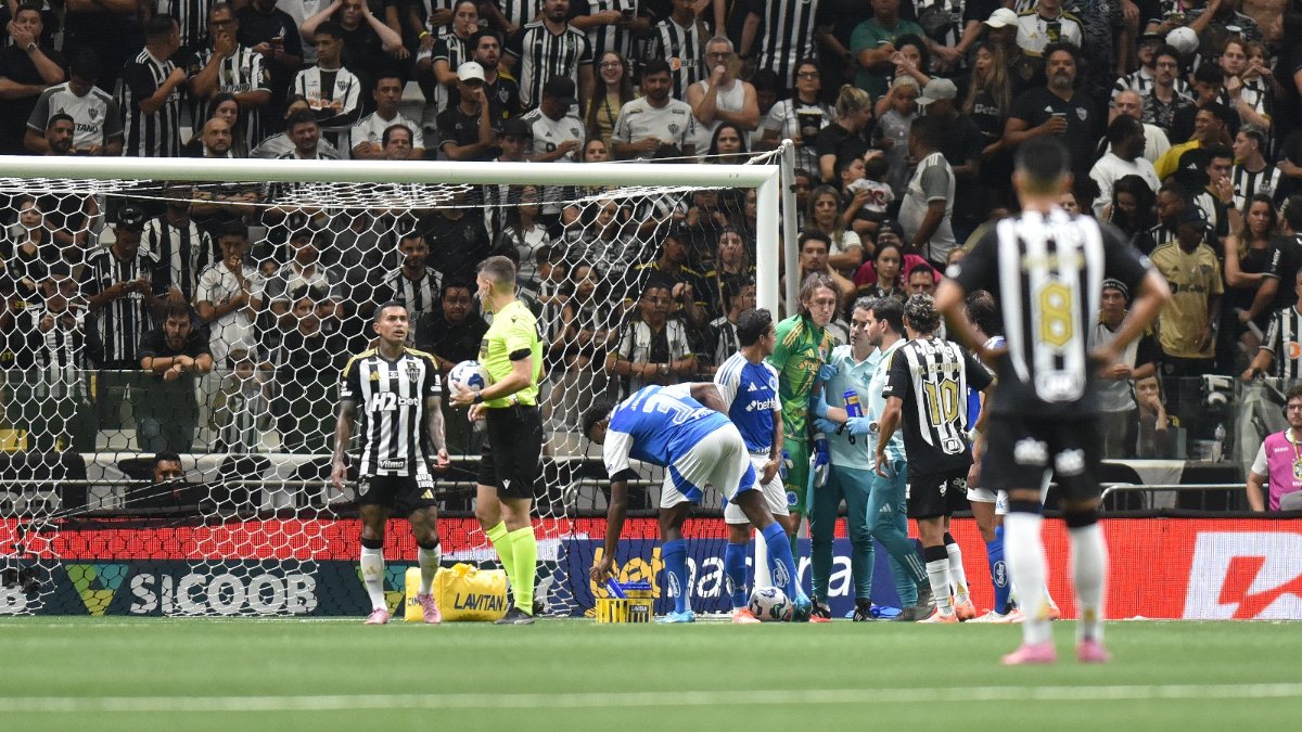 Cássio deixou clássico entre Atlético e Cruzeiro no primeiro tempo (foto: Ramon Lisboa/EM/D.A Press)