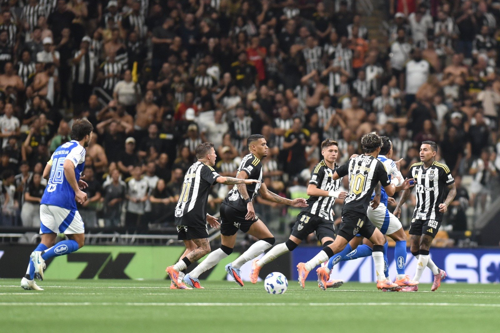 Jogadores de Atlético e Cruzeiro se desentendem (foto: Ramon Lisboa/EM/D.A Press)