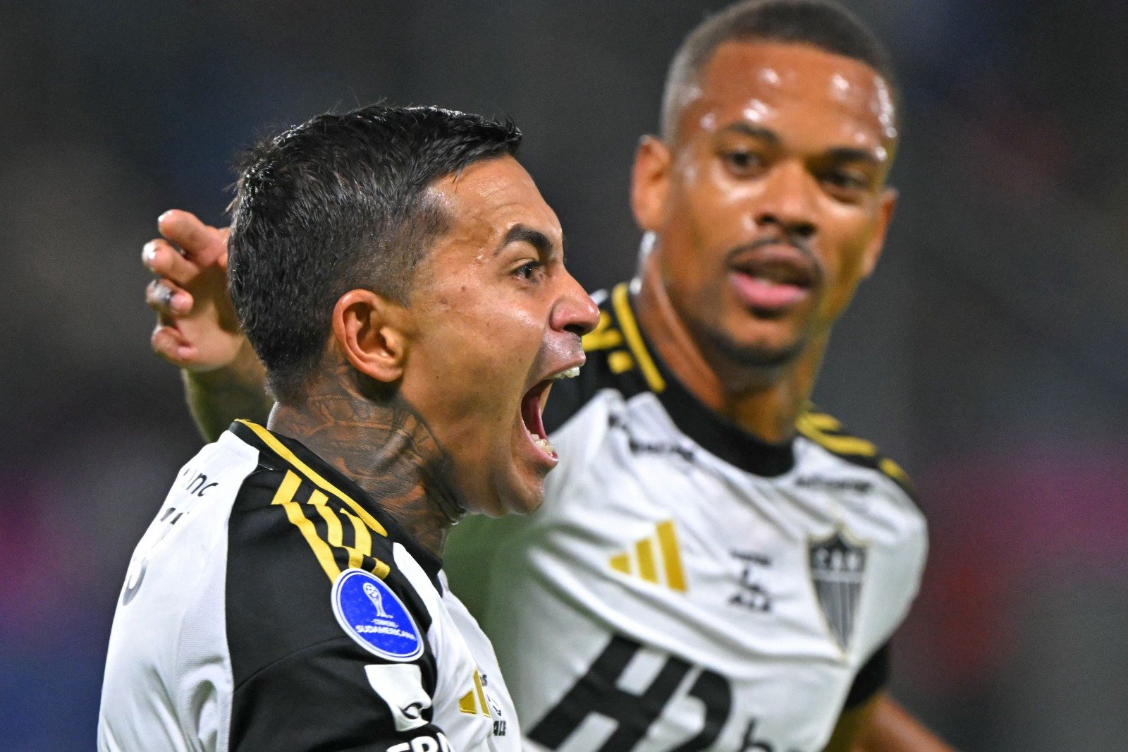 Dudu comemora gol do Atlético (foto: Rodrigo Buendia/APF)