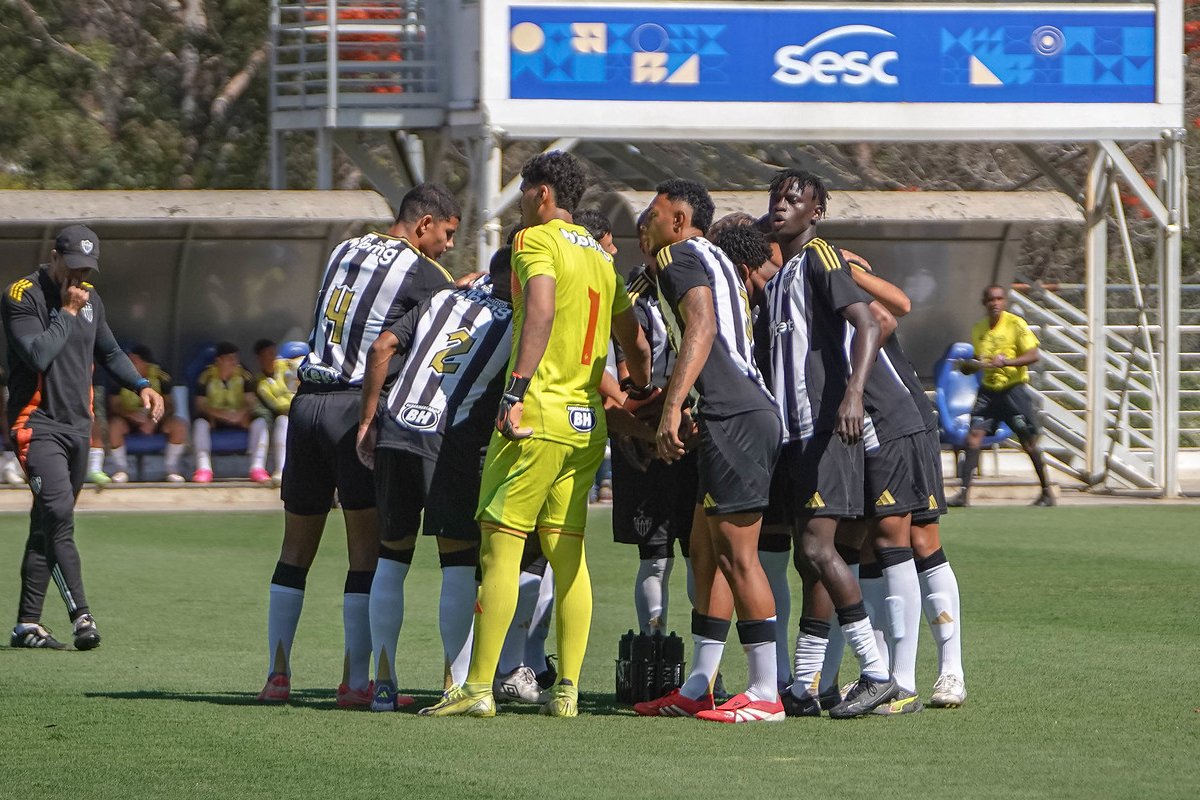 Jogadores do Atlético reunidos antes de jogo pelo Mineiro Sub-20 (foto: Fabio Pinel / Atlético)