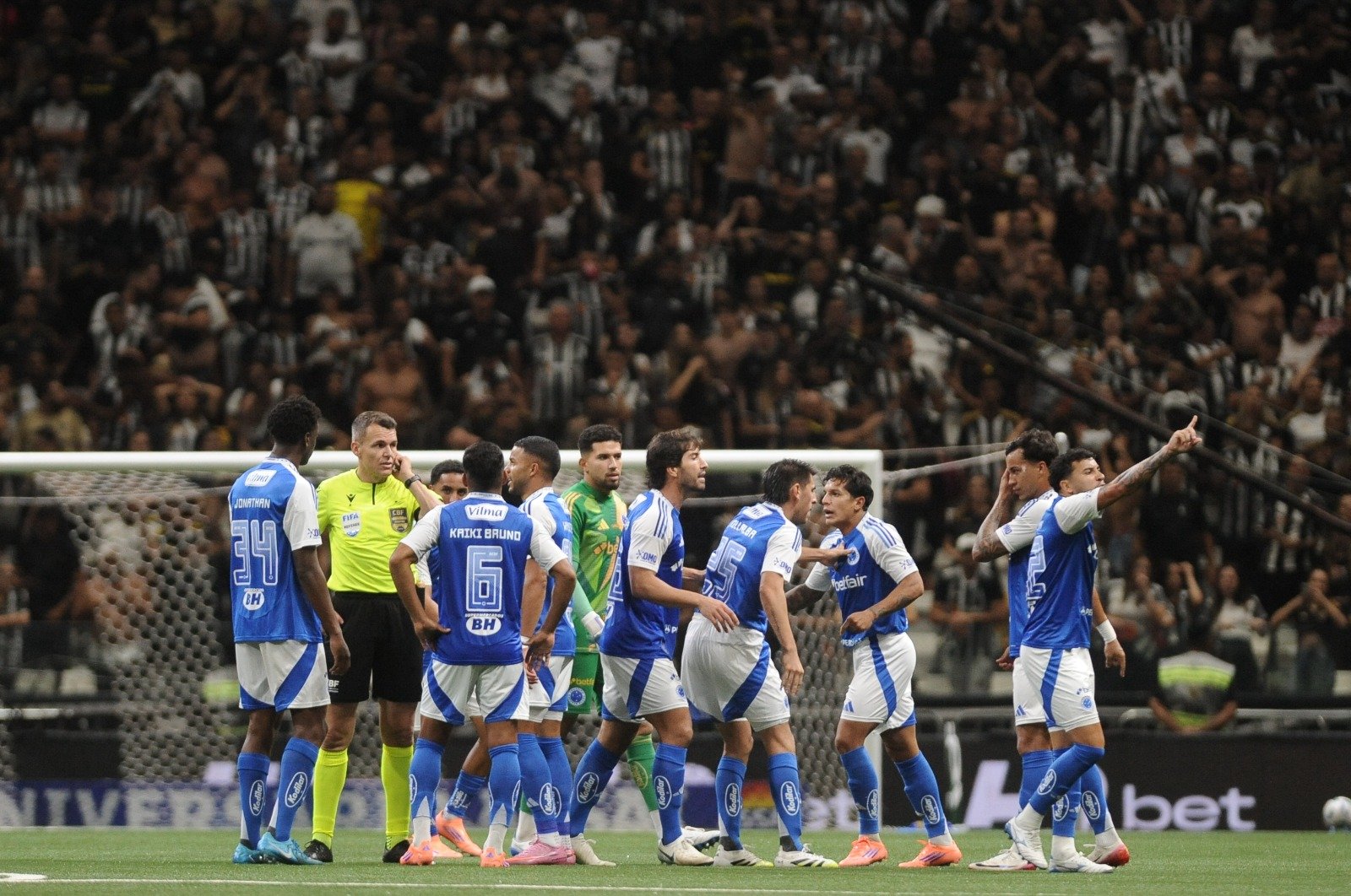 Jogadores do Cruzeiro reclamam da arbitragem (foto: Ramon Lisboa/EM/D.A Press)