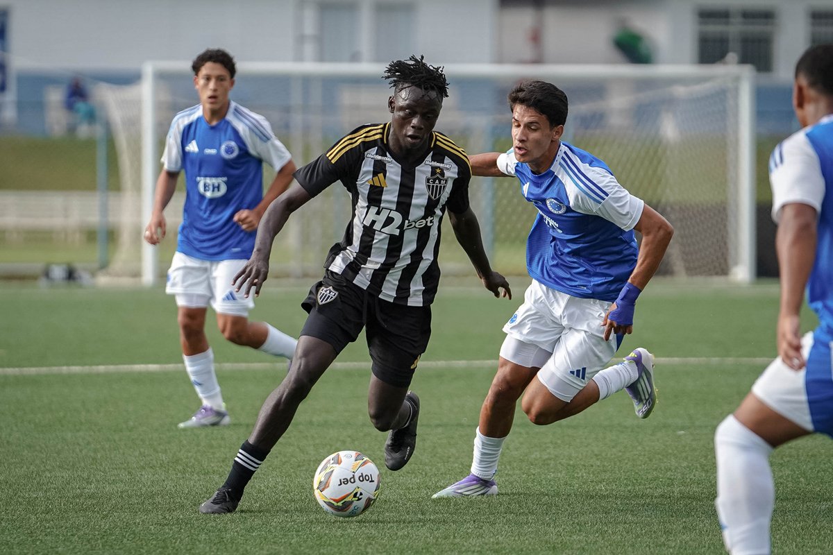 Jogadores da base de Atlético e Cruzeiro em jogo pelo Campeonato Mineiro Sub-20 (foto: Fabio Pinel / Atlético)