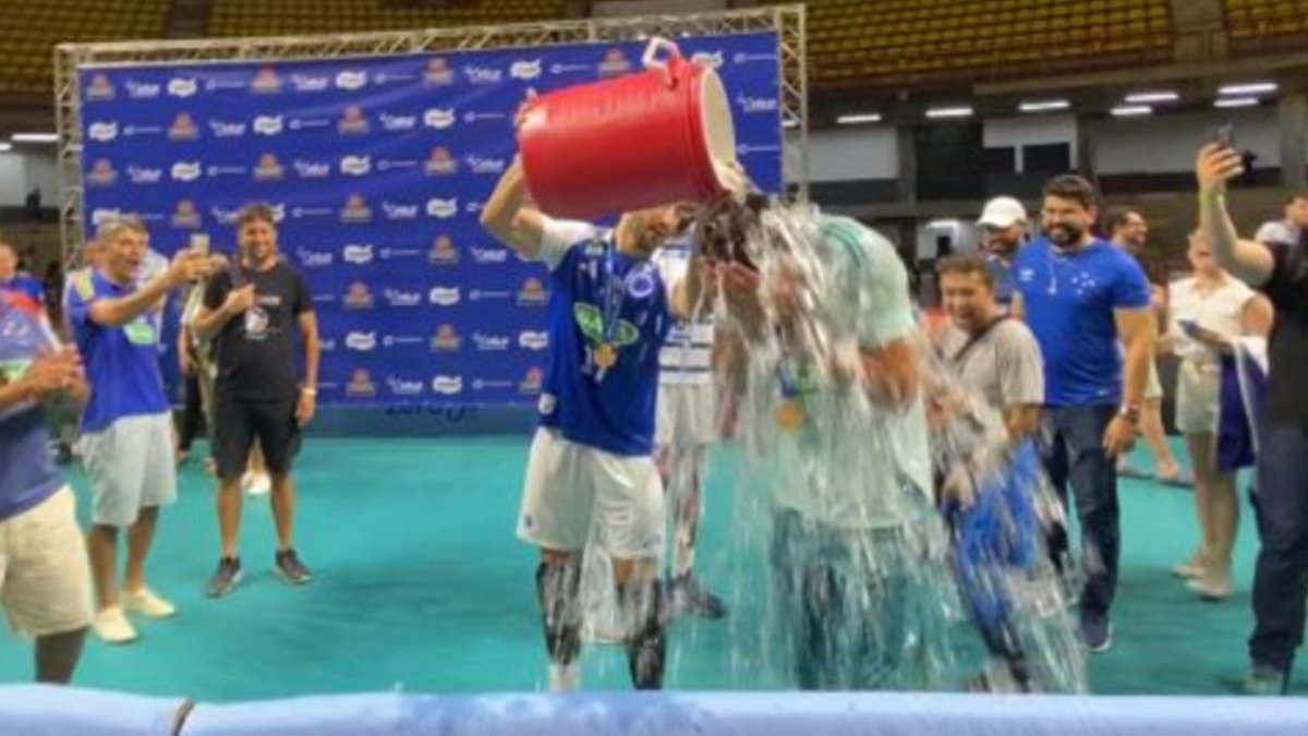 Alê dá banho em Filipe Ferraz após título do Cruzeiro no Mineiro de Vôlei (foto: Rafael Cyrne/No Ataque)