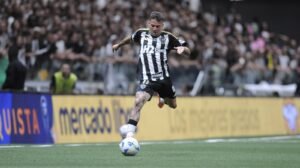 Bernard conduz bola em jogo do Atlético - Crédito: 