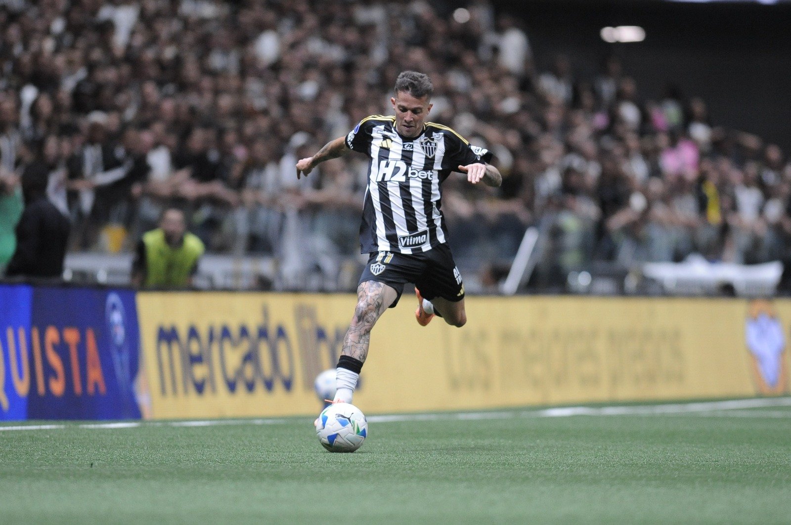 Bernard conduz bola em jogo do Atlético (foto: Alexandre Guzanshe/EM/D.A Press)