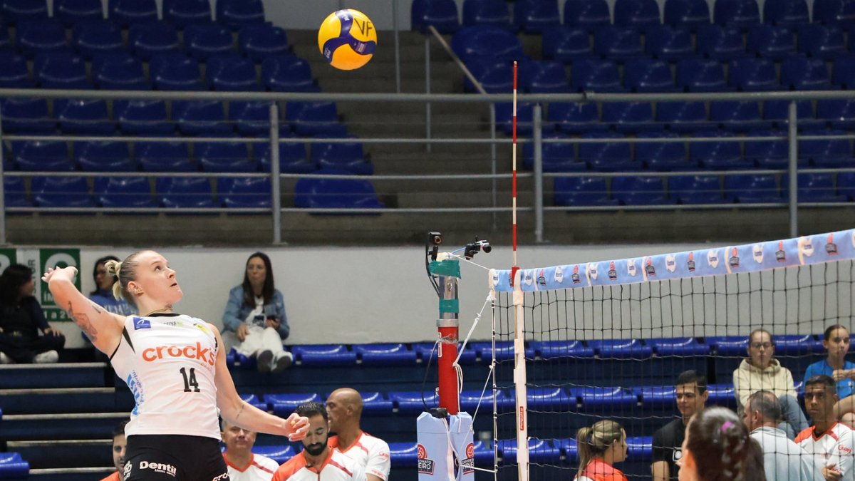 Caffrey ataca bola pelo Praia Clube (foto: Divulgação/Praia Clube)