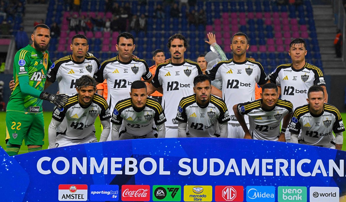 Jogadores do Atlético antes da partida contra o Independiente del Valle pela Sul-Americana (foto: RODRIGO BUENDIA/AFP)