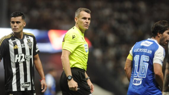 Paulo Cesar Zanovelli da Silva teve arbitragem polêmica no clássico entre Atlético e Cruzeiro (foto: Alexandre Guzanshe/EM/D.A. Press)