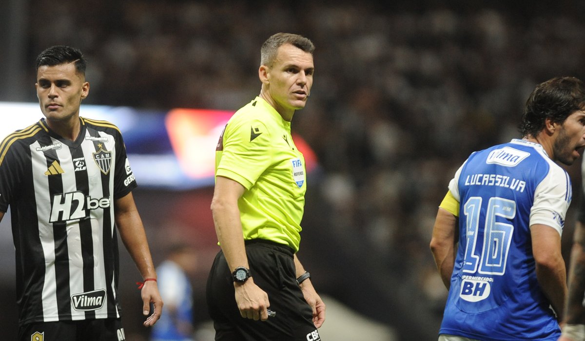 Paulo Cesar Zanovelli da Silva teve arbitragem polêmica no clássico entre Atlético e Cruzeiro (foto: Alexandre Guzanshe/EM/D.A. Press)