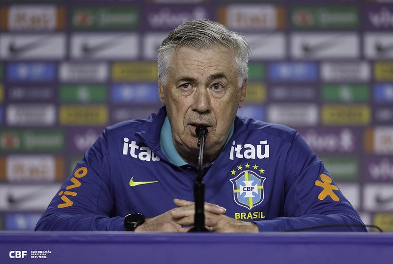 Técnico Carlo Ancelotti, da Seleção Brasileira, com agasalho azul durante entrevista coletiva. (foto: Rafael Ribeiro/CBF)
