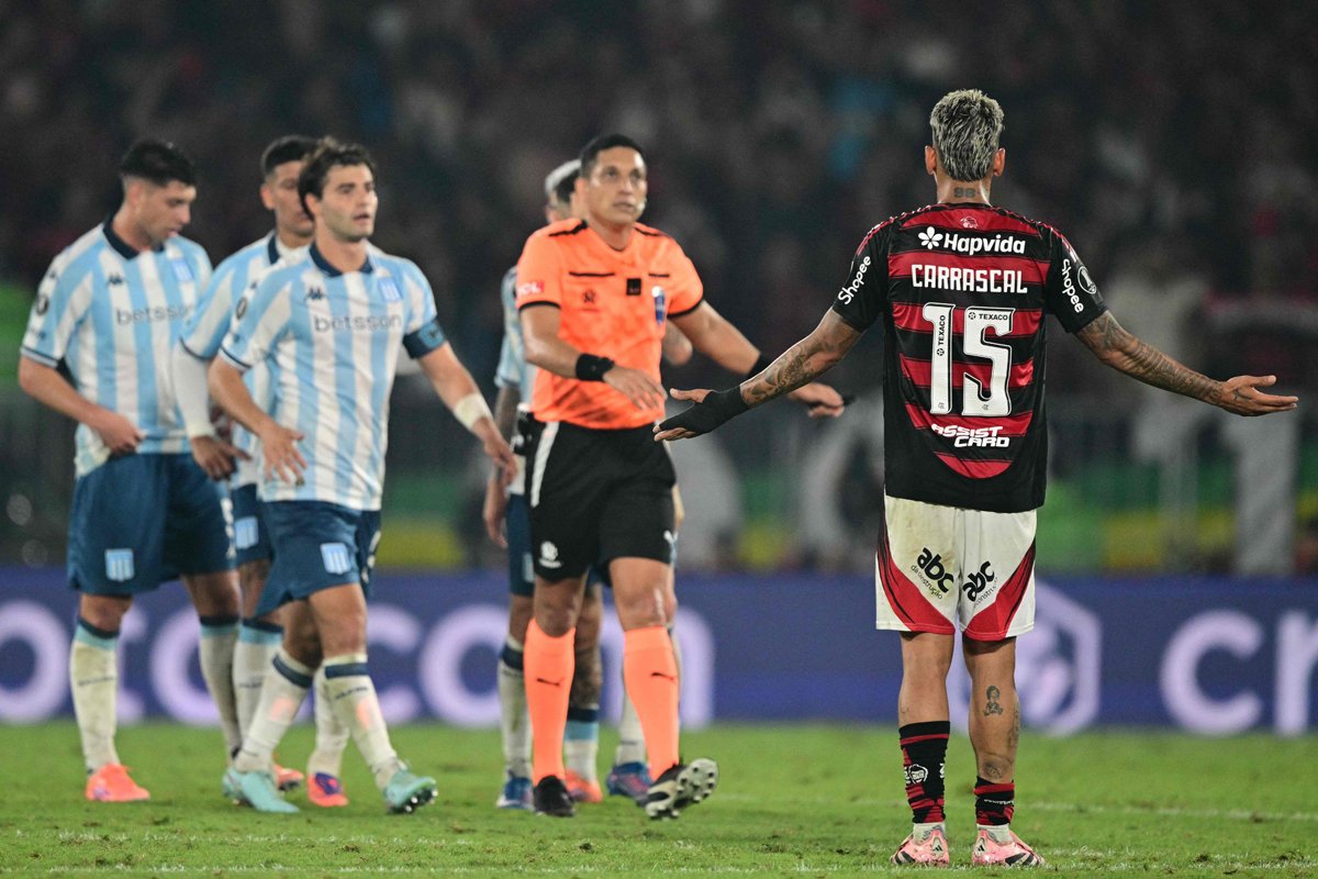 Gol do Racing foi invalidado pelo árbitro Jesús Valenzuela por falta em Carrascal, do Flamengo (foto: PABLO PORCIUNCULA/AFP)