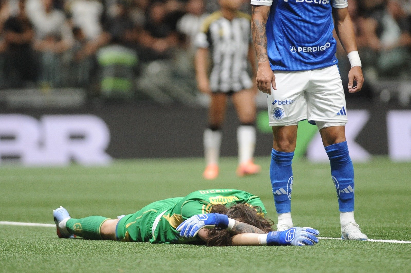 Goleiro Cássio caído no gramado da Arena MRV em Atlético x Cruzeiro (foto: Alexandre Guzanshe/EM/D.A Press)