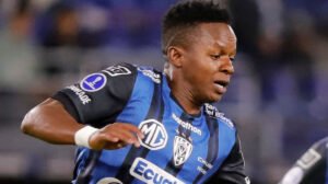 Cazares durante jogo pelo Del Valle (foto: ARMANDO PRADO / AFP)