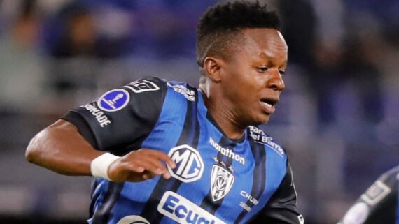 Cazares durante jogo pelo Del Valle (foto: ARMANDO PRADO / AFP)