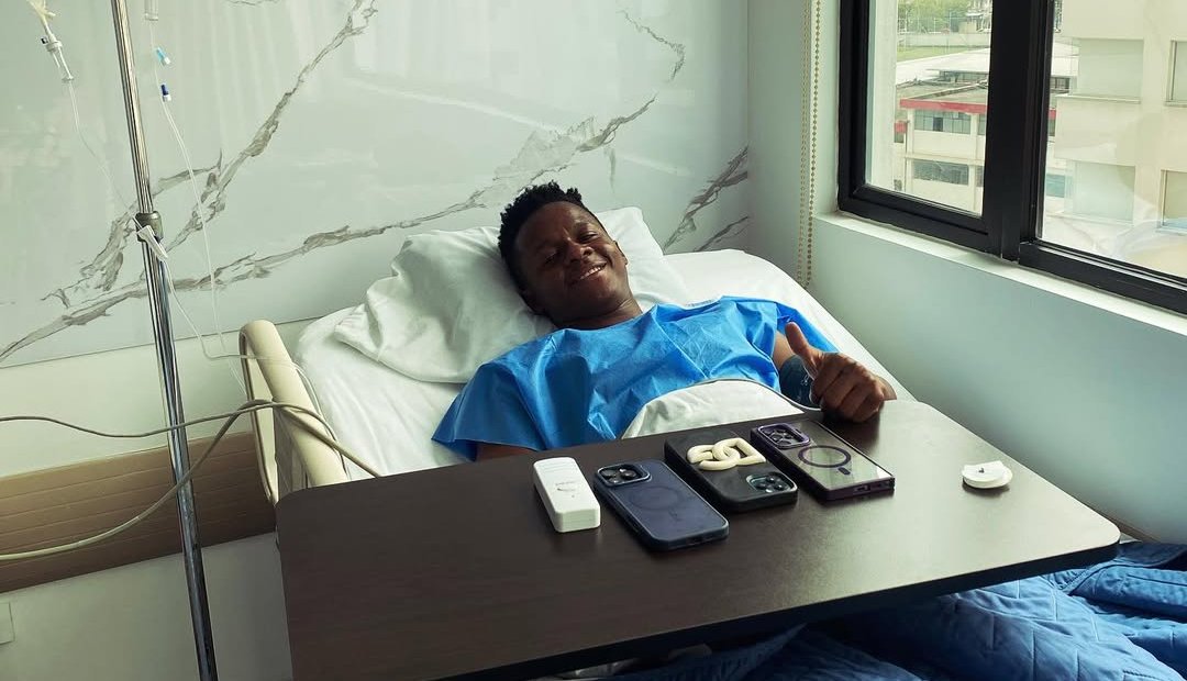 Cazares sorri após cirurgia bem sucedida (foto: Reprodução)