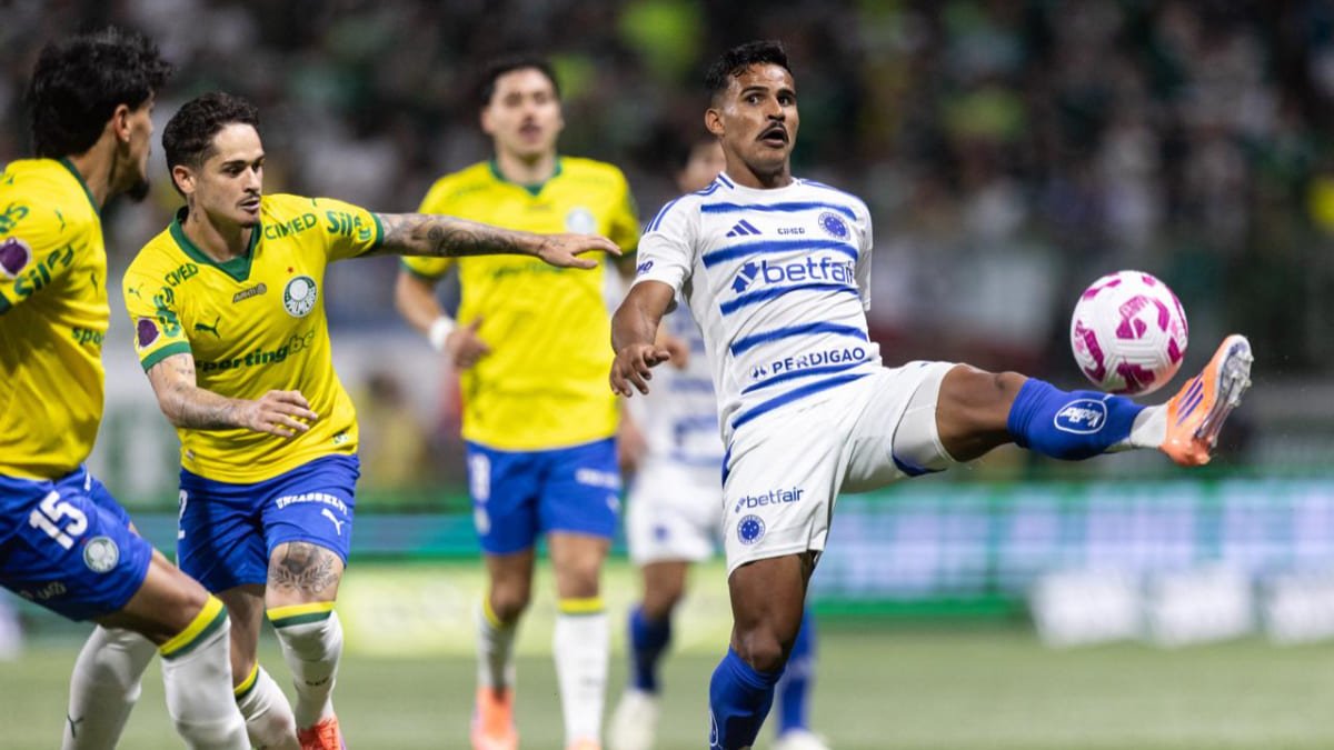 Disputa de bola entre Khellven e Kaiki em Palmeiras x Cruzeiro (foto: Caíque Coufal/Cruzeiro)