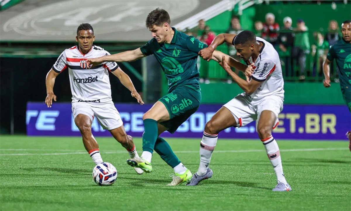 Chapecoense e Botafogo-SP empataram por 1 a 1 (foto: Rafael Bressan | ACF)