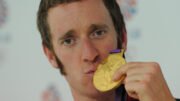 O ciclista Bradley Wiggins com medalha olímpica em 2012 (foto: Carl Court/AFP)