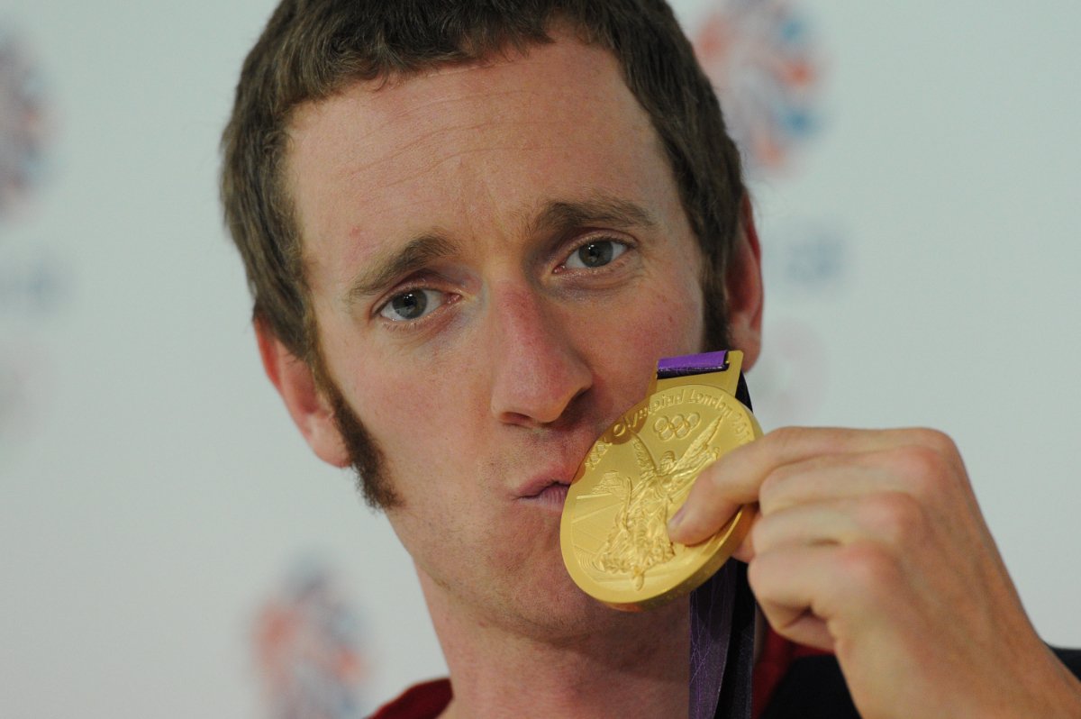 O ciclista Bradley Wiggins com medalha olímpica em 2012 (foto: Carl Court/AFP)