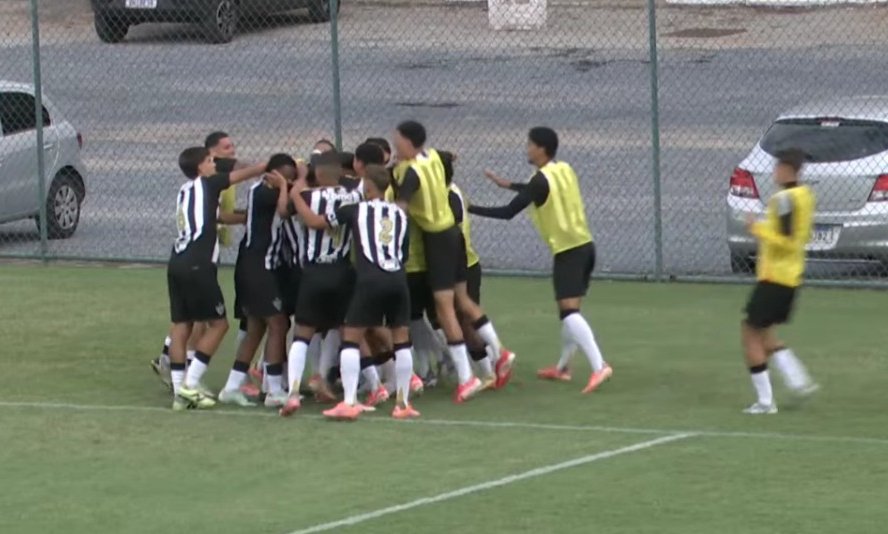 Jogadores do Atlético comemoram gol sobre o Real Brasília (foto: Reprodução/GaloTV)