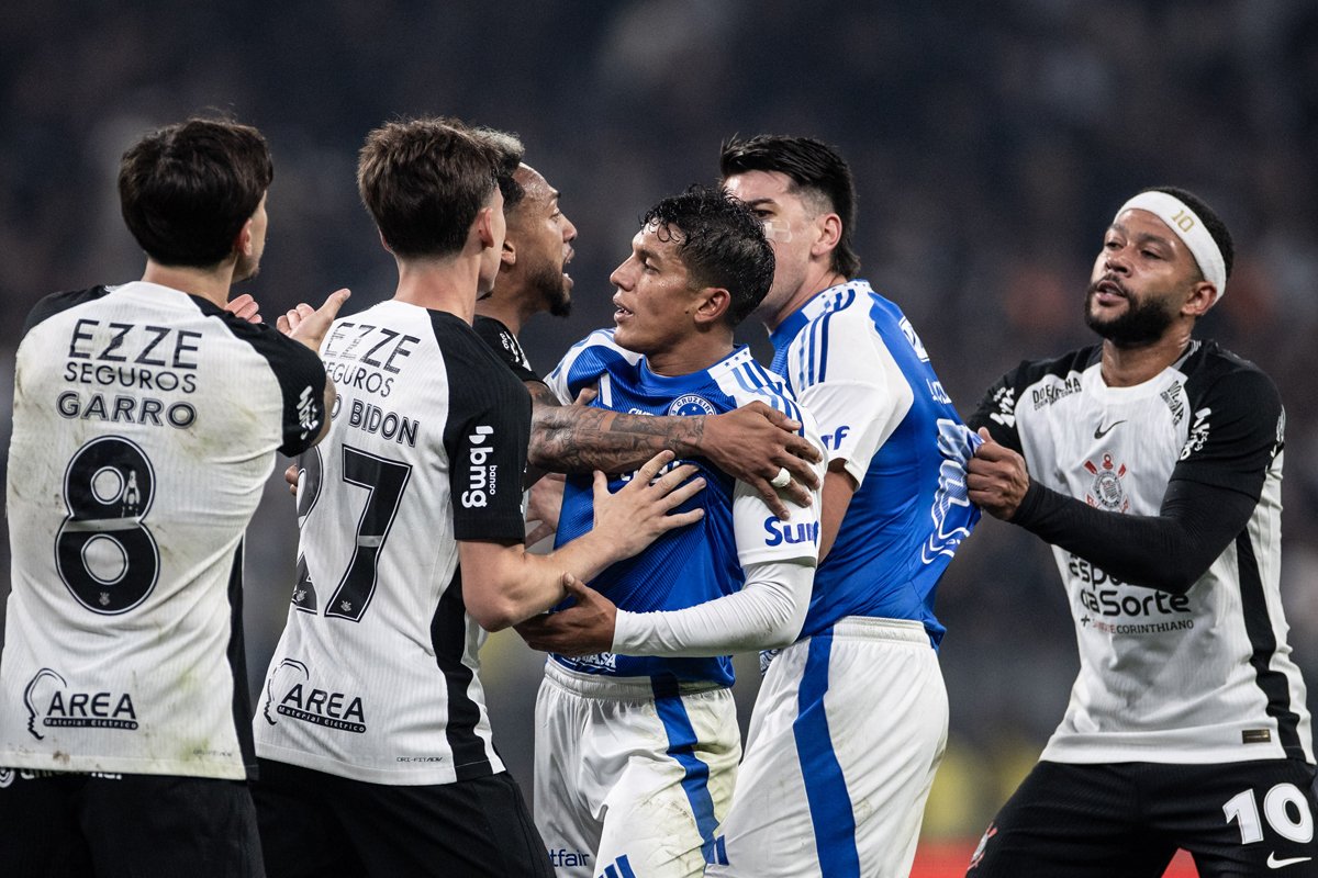 Jogadores de Corinthians e Cruzeiro em empate pelo Brasileirão de 2025, na Neo Química Arena (foto: Marco Galvão/Cruzeiro)