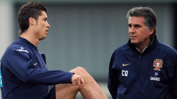Cristiano Ronaldo e Carlos Queiroz durante treino da Seleção Portuguesa em 2010 (foto: Francisco Leong/AFP)