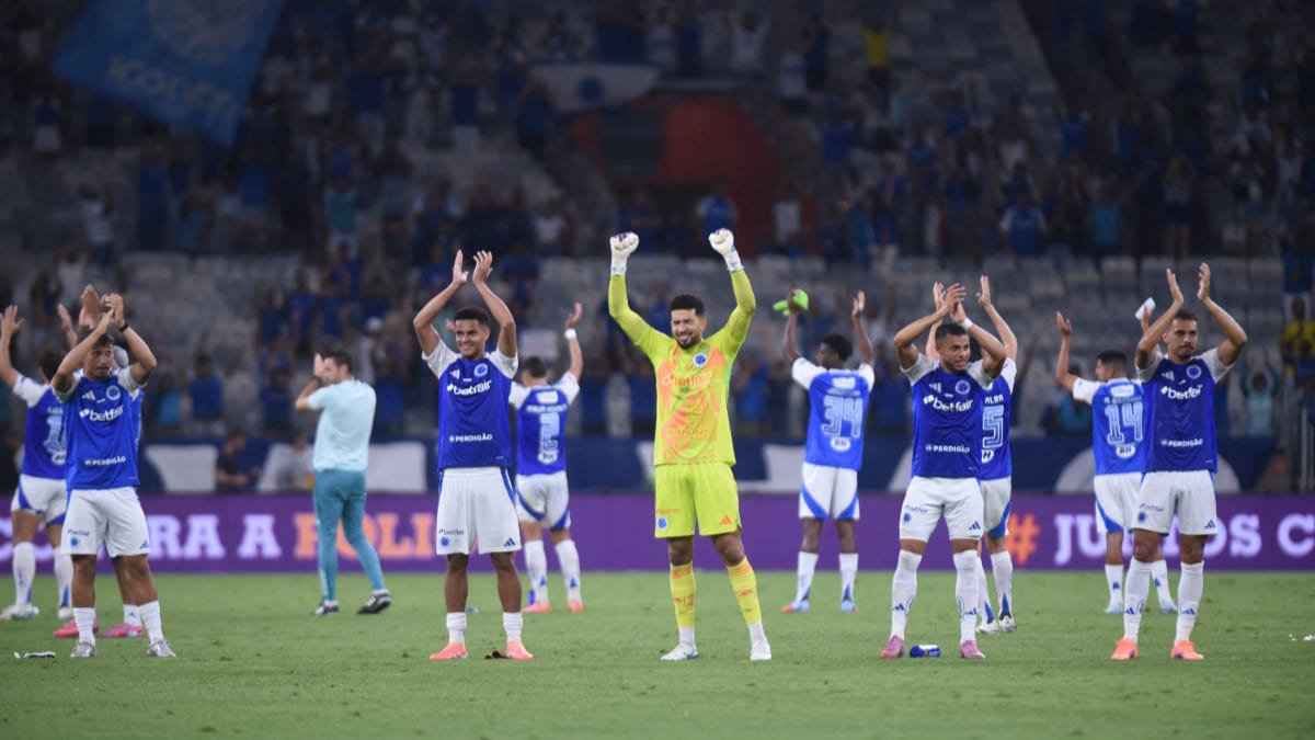 Jogadores do Cruzeiro celebram com a torcida vitória sobre Fortaleza, pelo Brasileiro (foto: Gladyston Rodrigues/EM/D.A. Press)