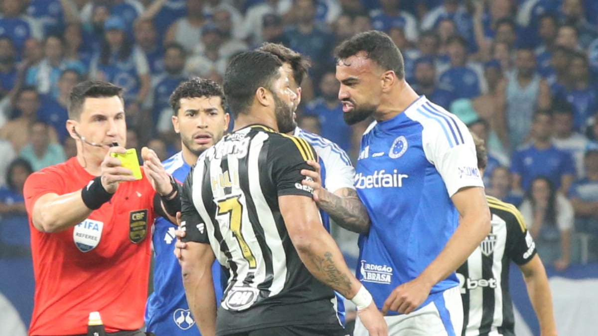 Hulk, atacante do Atlético, em discussão com Fabrício Bruno, zagueiro do Cruzeiro (foto: Edesio Ferreira/EM/D.A Press)