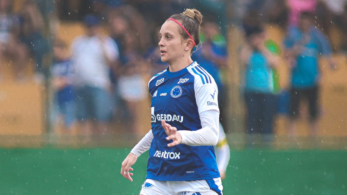 Vitória Calhau, zagueira do Cruzeiro, em duelo com o Itabirito, pelo Mineiro Feminino (foto: Gustavo Martins/Cruzeiro)