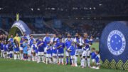 Jogadores do Cruzeiro perfilados para a execução do hino nacional (foto: Gladyston Rodrigues/EM/D.A. Press)