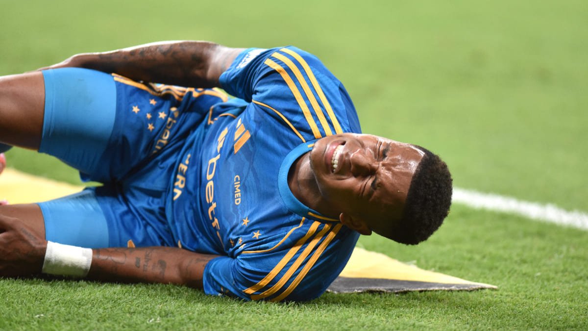 Keny Arroyo, atacante do Cruzeiro, queixa-se de dores durante duelo com Sport (foto: Ramon Lisboa/EM/D.A. Press)