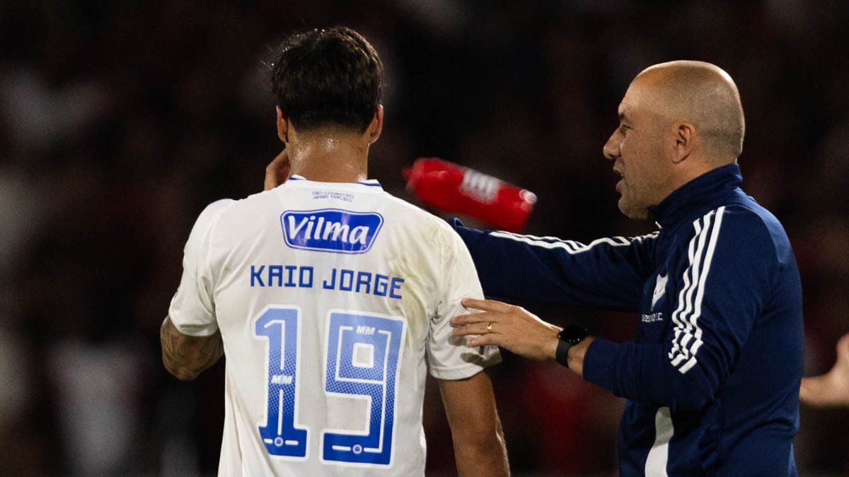 Leonardo Jardim, técnico do Cruzeiro, definirá um substituto para Kaio Jorge e quatro titulares, caso Wanderson siga fora (foto: Thaís Magalhães/Cruzeiro)