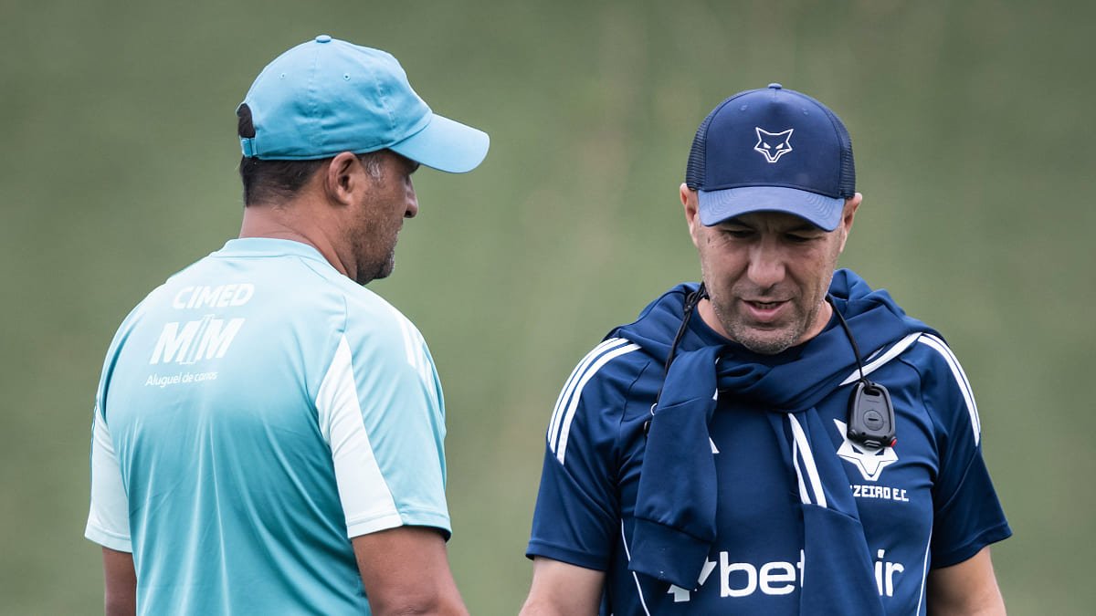 Técnico do Cruzeiro, Leonardo Jardim conversa com Wesley Carvalho, auxiliar (foto: Gustavo Aleixo/Cruzeiro)