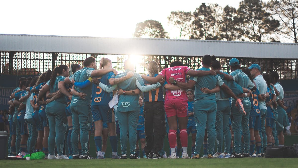 Jogadoras do Cruzeiro reunidas antes de duelo com Atlético, pelo Mineiro Feminino (foto: Gustavo Martins/Cruzeiro)