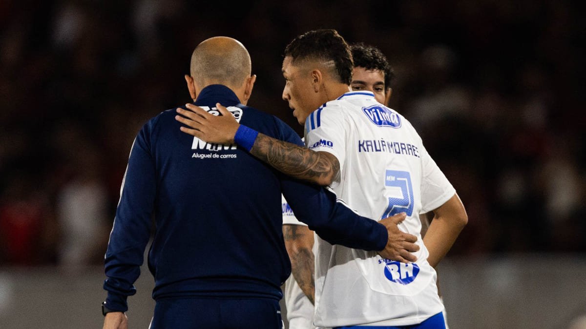 Leonardo Jardim, técnico do Cruzeiro, ao lado de Kauã Moraes, jovem lateral-direito de 19 anos (foto: Thaís Magalhães/Cruzeiro)