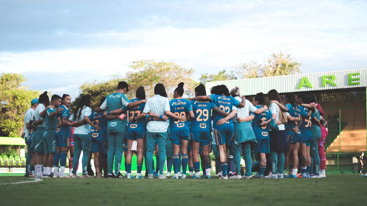 Jogadoras do Cruzeiro reunidas no campo do Gregorão, em Contagem (foto: Gustavo Martins/Cruzeiro)