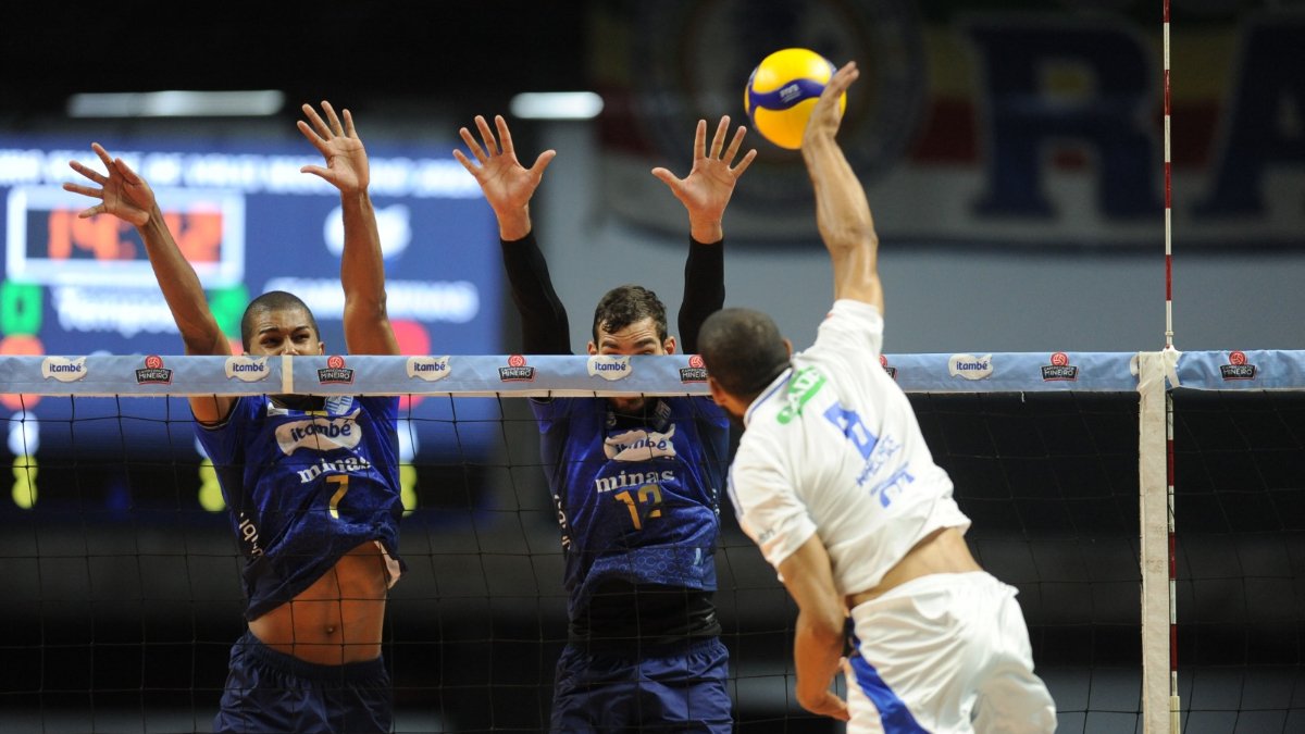 Cruzeiro e Minas se enfrentaram no último domingo (12/10), no Mineirinho, pela final do Mineiro Masculino de Vôlei (foto: Alexandre Guzanshe/EM/D.A Press)