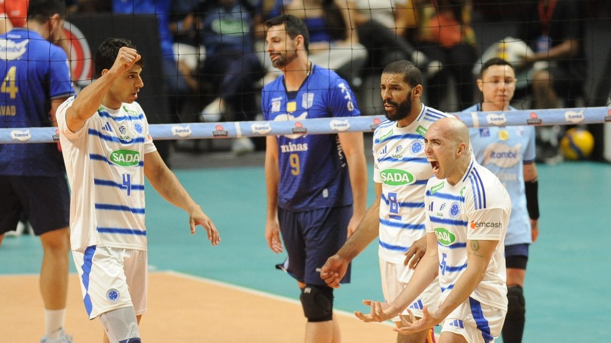Cruzeiro comemora ponto sobre o Minas na final do Mineiro Masculino de Vôlei (foto: Alexandre Guzanshe/EM/D.A Press)