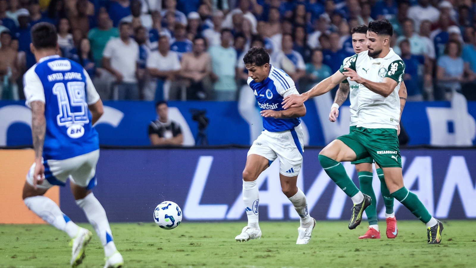 Lance de partida entre Cruzeiro e Palmeiras (foto: Gustavo Aleixo/Cruzeiro)