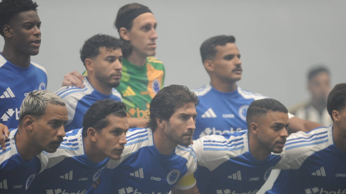 Jogadores do Cruzeiro posicionados para foto antes de clássico contra Atlético (foto: Alexandre Guzanshe/EM/D.A. Press)