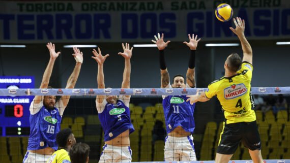 Cruzeiro dominou Praia Clube na semifinal do Mineiro Masculino de Vôlei (foto: Gil Leonardi / FMV / Divulgação)