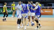 Jogadores do Cruzeiro comemoram ponto contra o Praia Clube no Campeonato Mineiro Masculino de Vôlei (foto: Gil Leonardi / FMV / Divulgação)