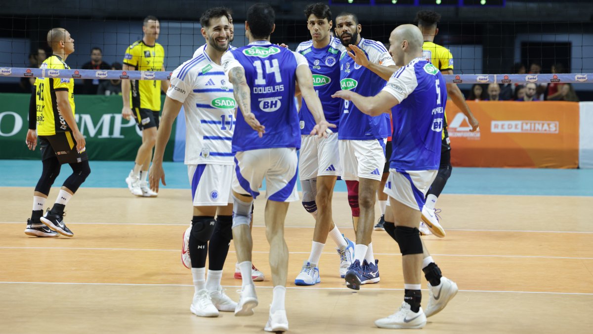 Jogadores do Cruzeiro comemoram ponto contra o Praia Clube no Campeonato Mineiro Masculino de Vôlei (foto: Gil Leonardi / FMV / Divulgação)