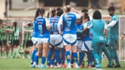 Jogadoras do Cruzeiro em pausa para hidratação no Mineiro Feminino (foto: Gustavo Martins/Cruzeiro)