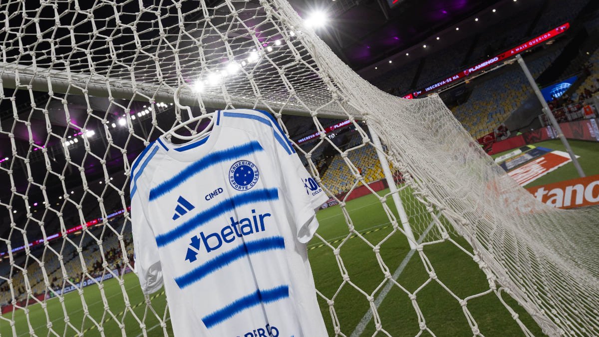 Camisa do Cruzeiro estendida em um dos gols do Maracanã (foto: Thais Magalhães/Cruzeiro)