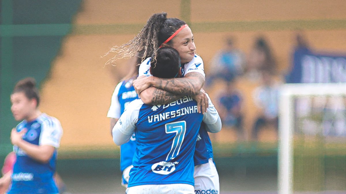 Byanca Brasil e Vanessinha, atacantes do Cruzeiro, celebram gol diante do Itabirito (foto: Gustavo Martins/Cruzeiro)