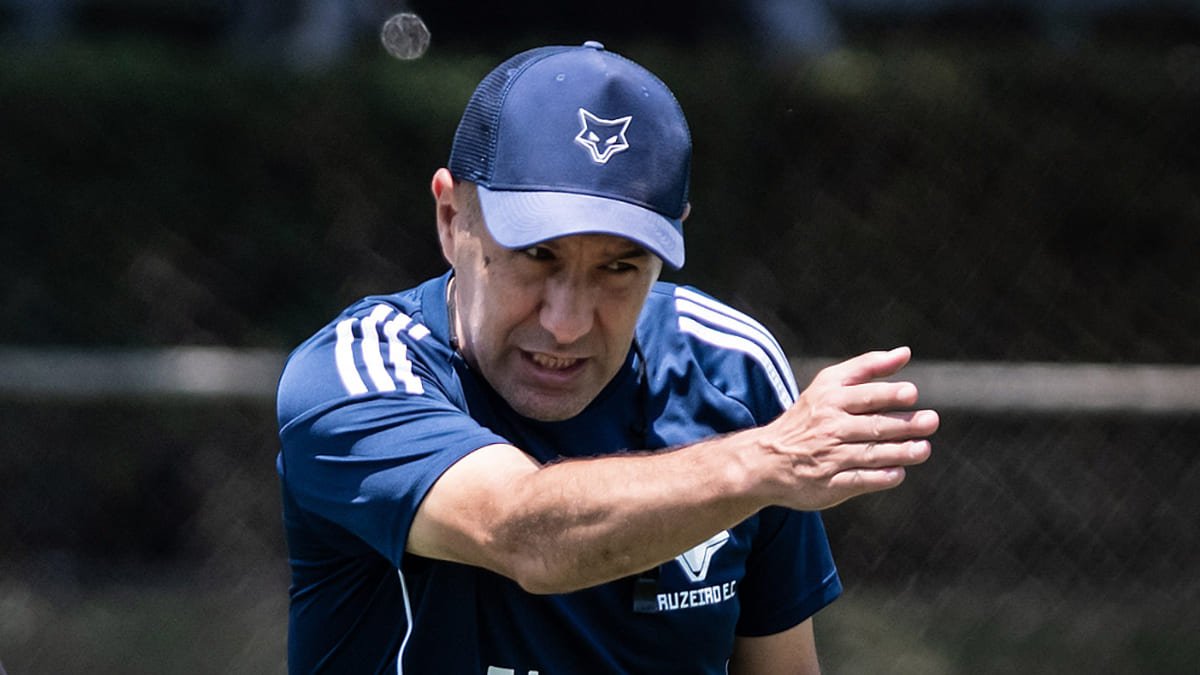 Leonardo Jardim lidera a comissão técnica do Cruzeiro desde fevereiro de 2025 (foto: Gustavo Aleixo/Cruzeiro)